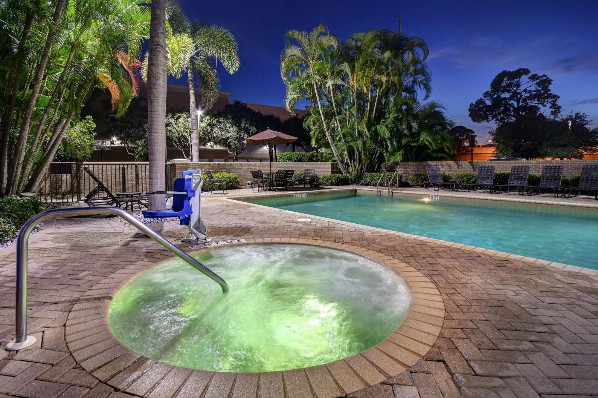 Hilton Garden Inn Fort Myers Extérieur photo